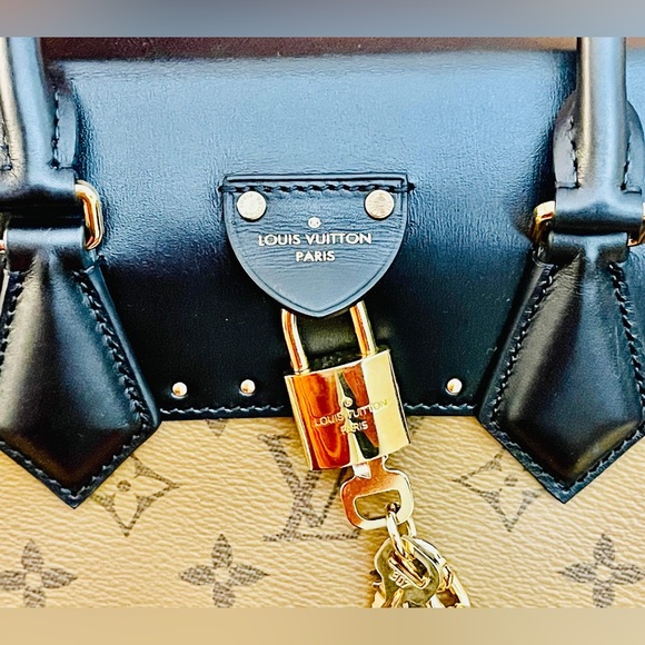 City Malle bag , good condition like new box and full set box receipt - Picture 9 of 11